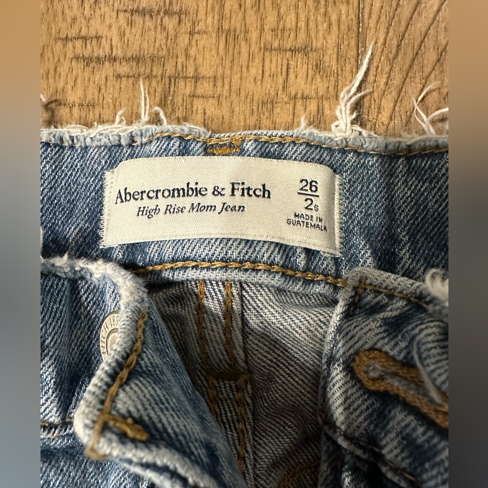 Abercrombie & Fitch High rise mom jean 26-short